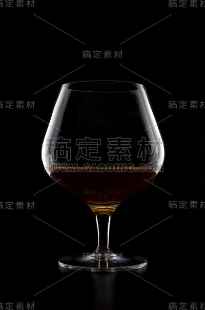 白兰地在黑色