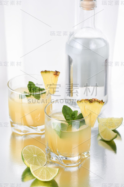 鸡尾酒银龙舌兰配菠萝汁，青柠片，冰和薄荷