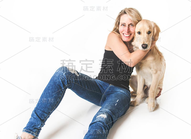 漂亮的女人和她美丽的金毛猎犬在白色的背景