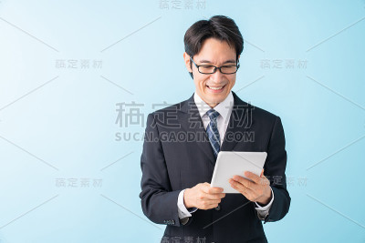 使用平板电脑的中年商人，