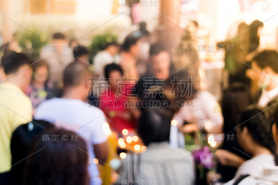 模糊的佛教徒谁拿着蜡烛