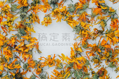用黄色干花做成的框架