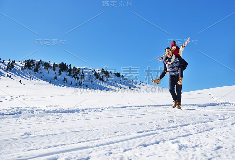 一对恩爱的情侣一起在雪地里玩耍。