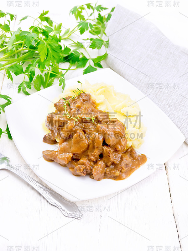 牛肉炖牛肉和土豆泥放在盘子里摆在桌上