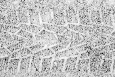 汽车轮胎在雪地上留下的波纹痕迹