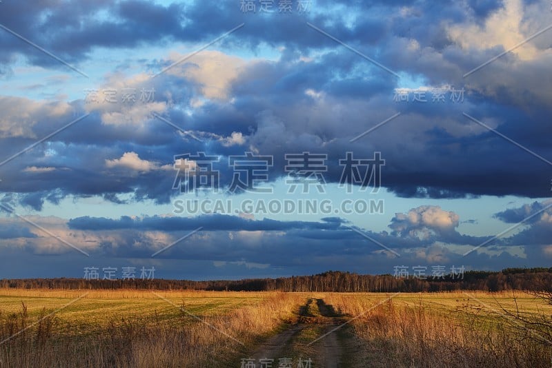 日落时田野上空有大雨云