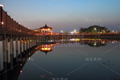 木甲板上的湖在公园