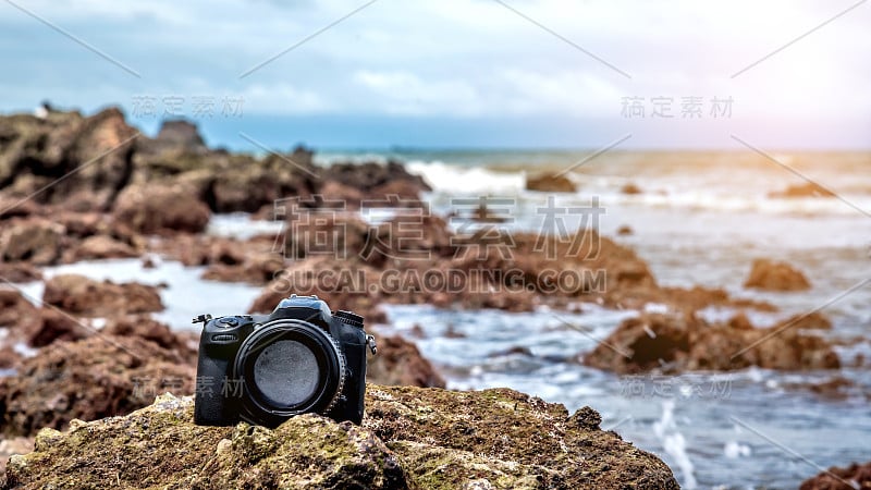 摄影师演示了数码单反相机和长焦镜头的防水性能，在海滩旅行时被海水海浪浸湿，并测试了在极端环境下的使用