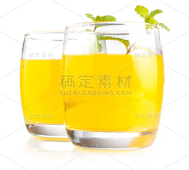 欢迎两饮橙汁隔离在白色背景