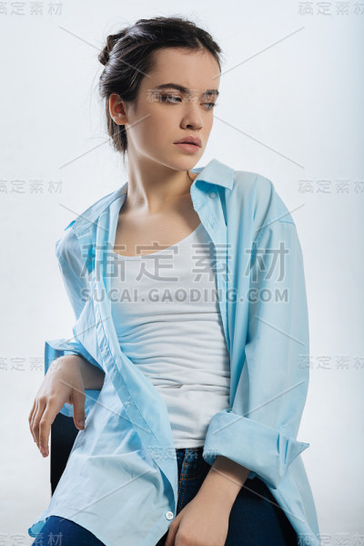 美丽的沉思女人倾听建议