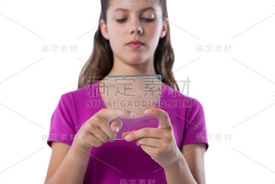 少女使用玻璃数码平板电脑