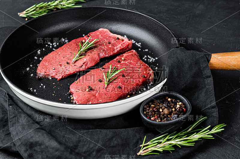 煎锅里的生牛臀牛排。牛肉的肉。黑色背景。俯视图