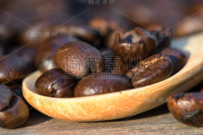 木勺上的咖啡豆