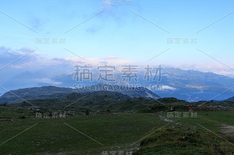 从意大利的Brenta Dolomites看阿达梅洛-普雷斯内拉阿尔卑斯山的山脉全景