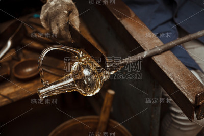 玻璃艺术家在她的工作室制作玻璃器皿