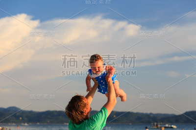 爸爸和女儿在海滩上玩耍