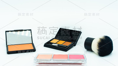 化妆刷和化妆品隔离在白色背景。