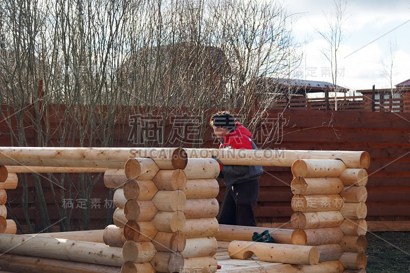 人们用木头建造建筑物