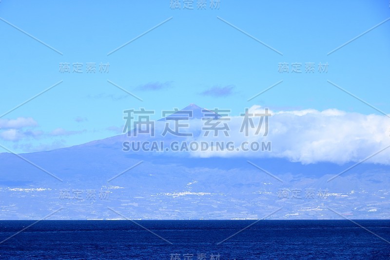 特内里费岛的泰德火山在海上看到了一艘船。西班牙加纳利群岛