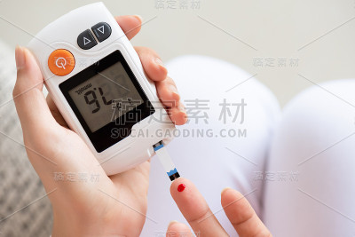 近距离检查妇女的手血糖水平血糖仪糖尿病测试仪使用作为药物，血糖，保健和医学概念。