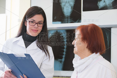 医生与病人交谈