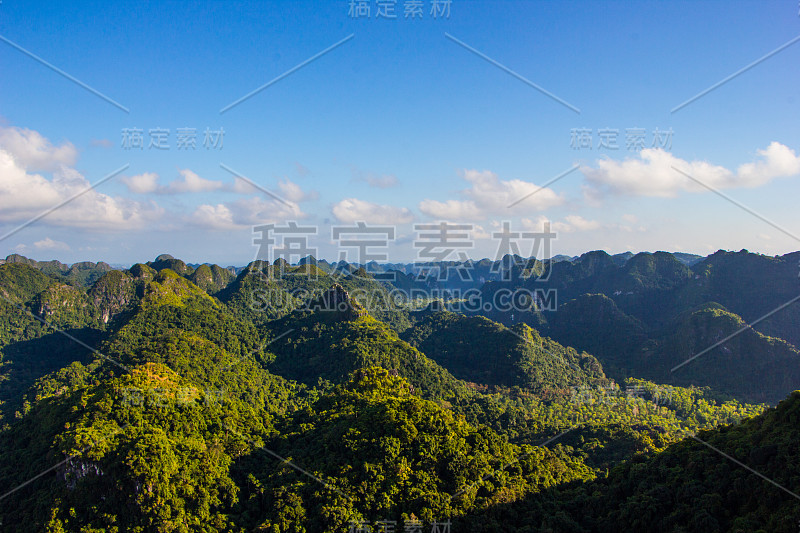 从山顶俯瞰美丽的山景。