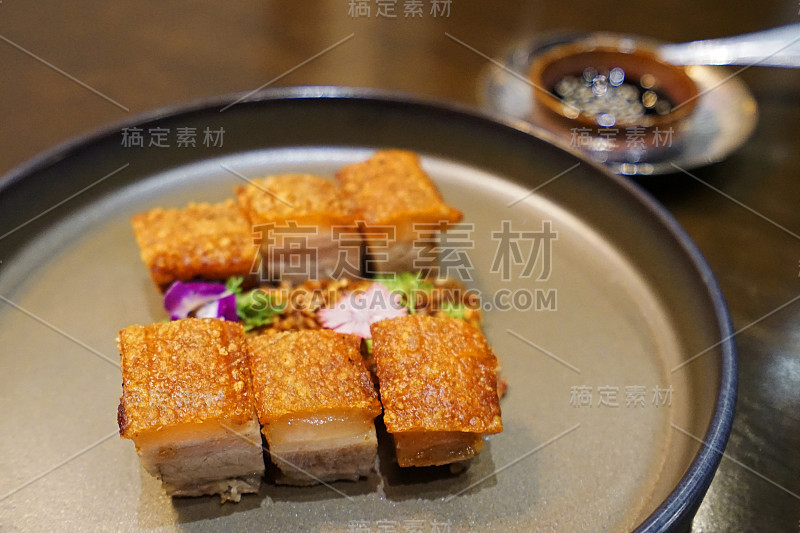 关上烤五花肉的盘子