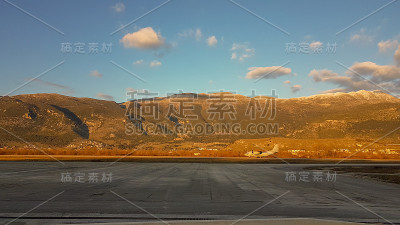 一架飞机在希腊约阿尼纳机场起飞