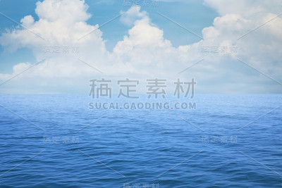 蓝天白云下美丽的海景