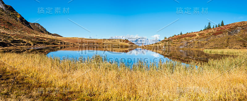 秋季高山Kleiner Paarsee或Paarsee湖，萨尔斯堡，奥地利。阿尔卑斯霍奇科尼格山群远