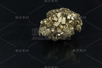 美丽的半宝石黄铁矿上的黑色背景
