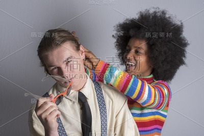 非洲黑人女孩为朋友整理头发。