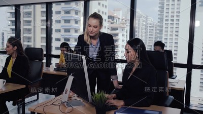 年轻的领导给年轻的女工提建议。