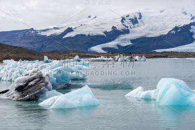 冰岛Jokulsarlon冰川泻湖中的漂浮冰山