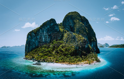令人印象深刻的无人机热带皮纳布尤坦岛全景图，可爱的小伊皮尔海滩被蔚蓝的海洋包围。El Nido，巴拉