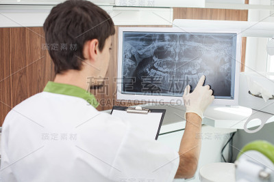 开朗的男牙科医生在实验室工作