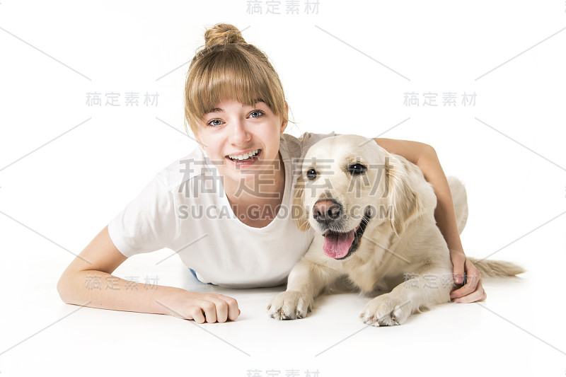 漂亮的少女和她美丽的金毛猎犬在白色的背景