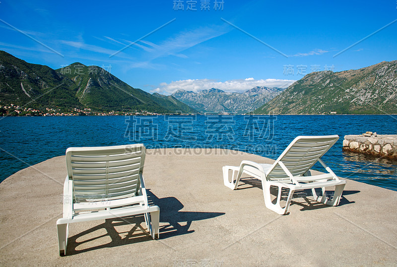 科托尔湾的风景在山和天空的背景