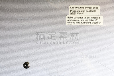 在飞机的灰色纹理背景上的安全标识