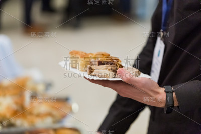 在庆祝活动上为自己准备食物的人。