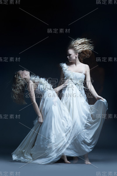 跳舞的女孩在婚纱与多展览
