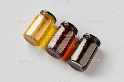 三个蜂蜜罐模型。