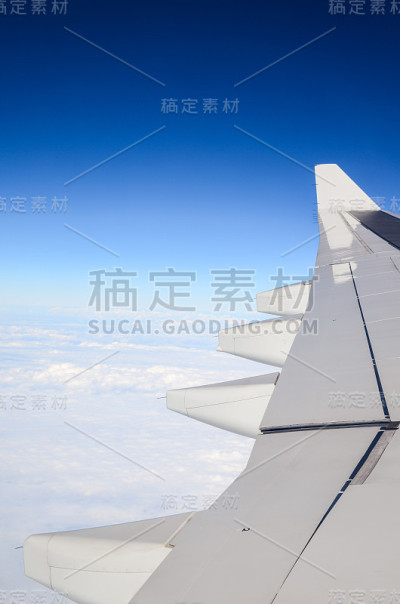 从飞机窗口鸟瞰天空