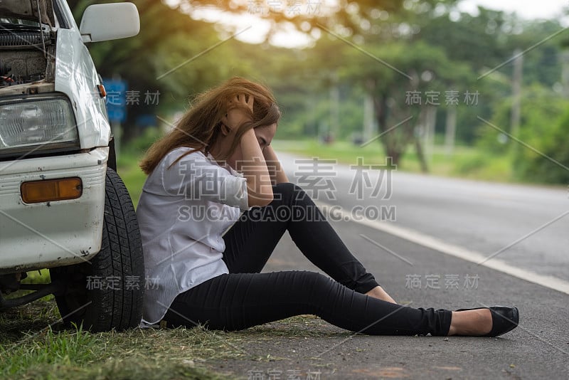 年轻女子紧张地说，“汽车引擎故障。