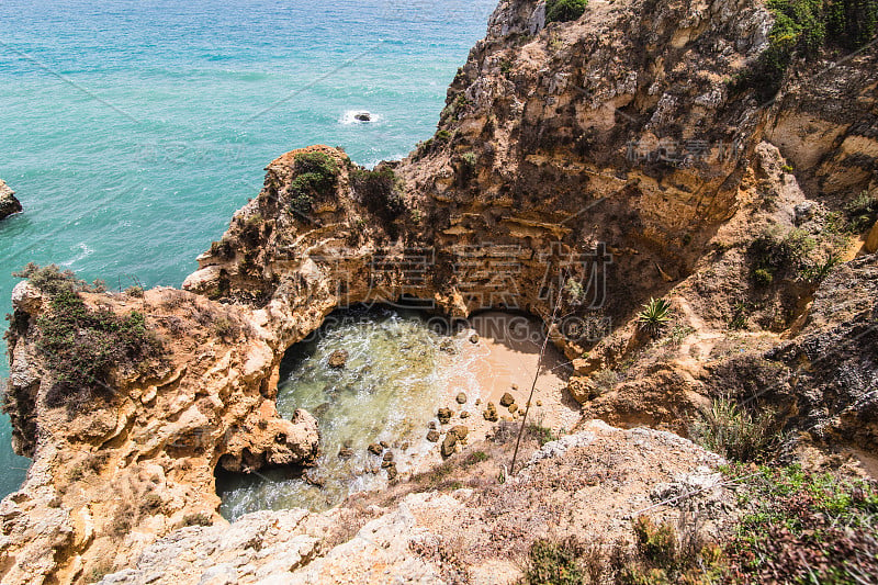 在美丽的近距离观看海景与惊人的巨大的岩石悬崖和海洋洞穴