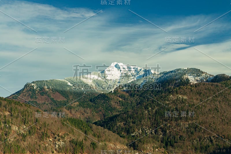 柔焦阿尔卑斯山脉如画的中欧风景风景的景色春天的时候孤独雪峰华丽的自然摄影