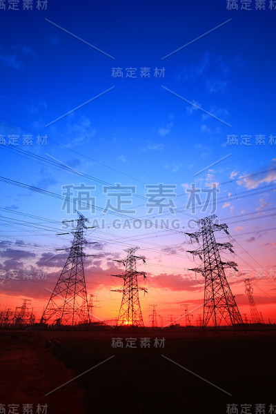 夜间输电塔的剪影