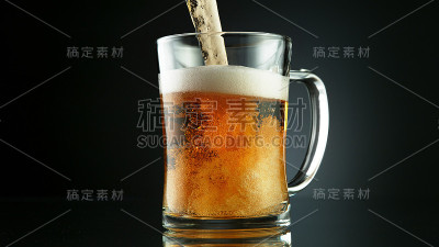 将啤酒倒入玻璃杯的动作定格
