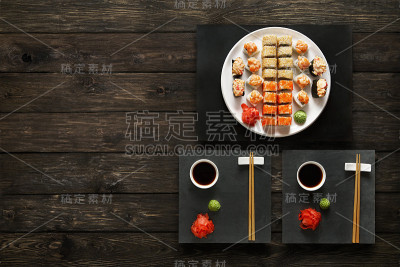 一套寿司maki和卷在乡村木材。
