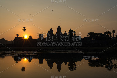 壮观的吴哥窟寺庙日出